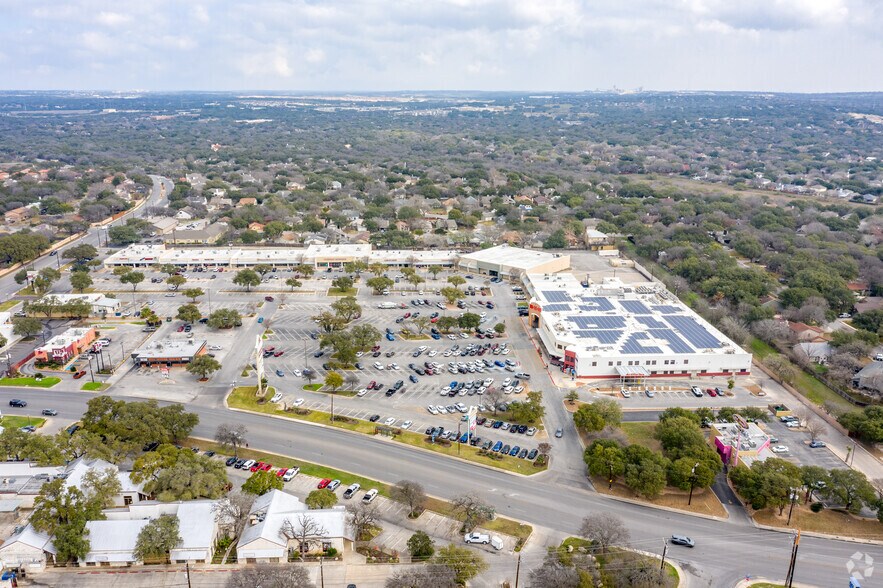 More Photos Of 2929-2951 Thousand Oaks Dr, San Antonio Storefront For Lease