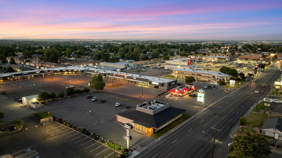 More Photos Of 3200 W Clearwater Ave, Kennewick Restaurant For Sale