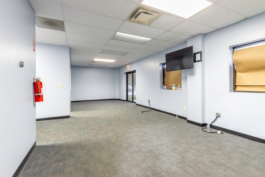 More Photos Of 2840 Mitthoeffer Pl, Indianapolis Warehouse For Sale