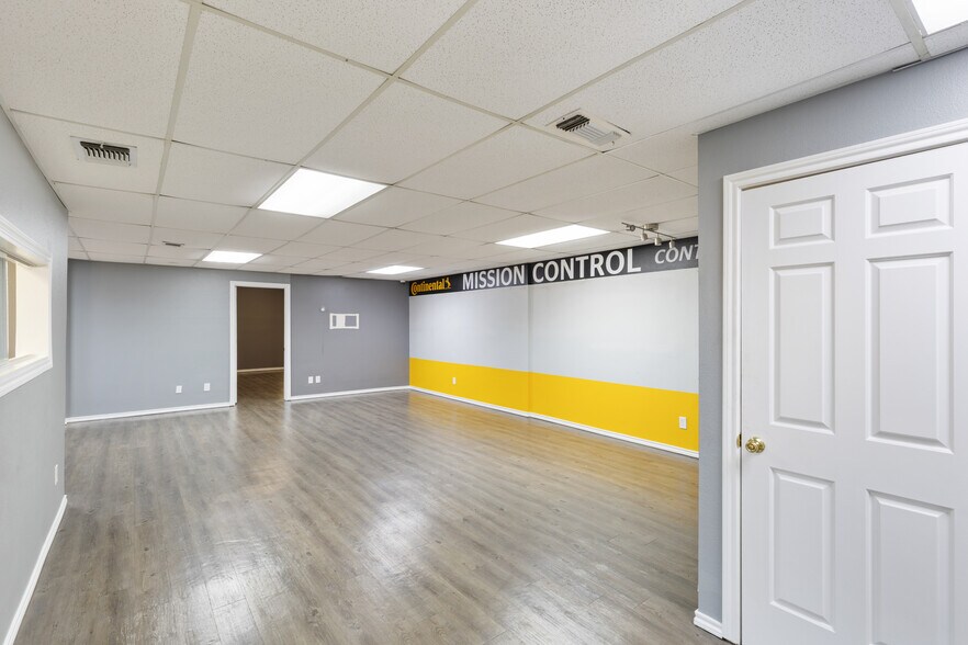More Photos Of 1200 N Commercial Blvd, Arlington Warehouse For Lease