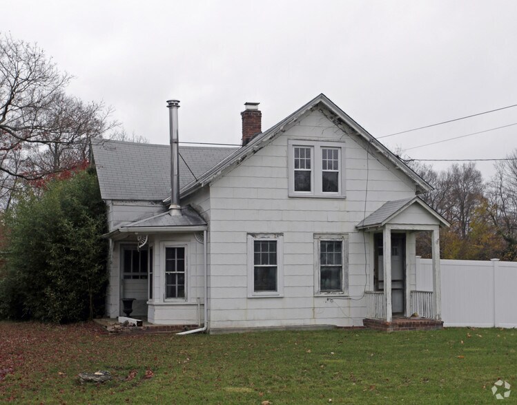 Primary Photo Of 549 N Country Rd, Saint James Freestanding For Sale