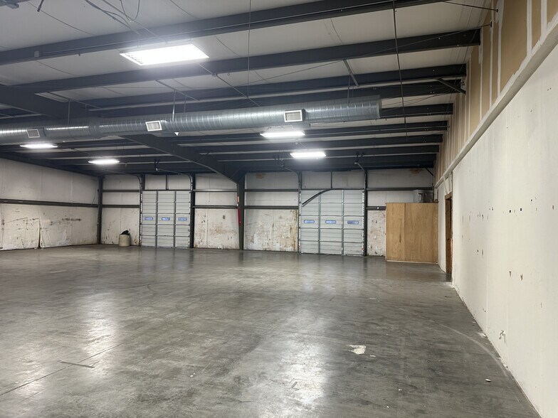 More Photos Of 102-104 Southside Park Dr, Lebanon Distribution For Lease