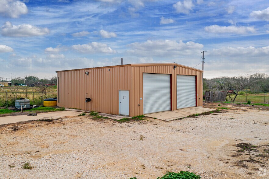 More Photos Of 1438 E St, Jourdanton Industrial For Sale