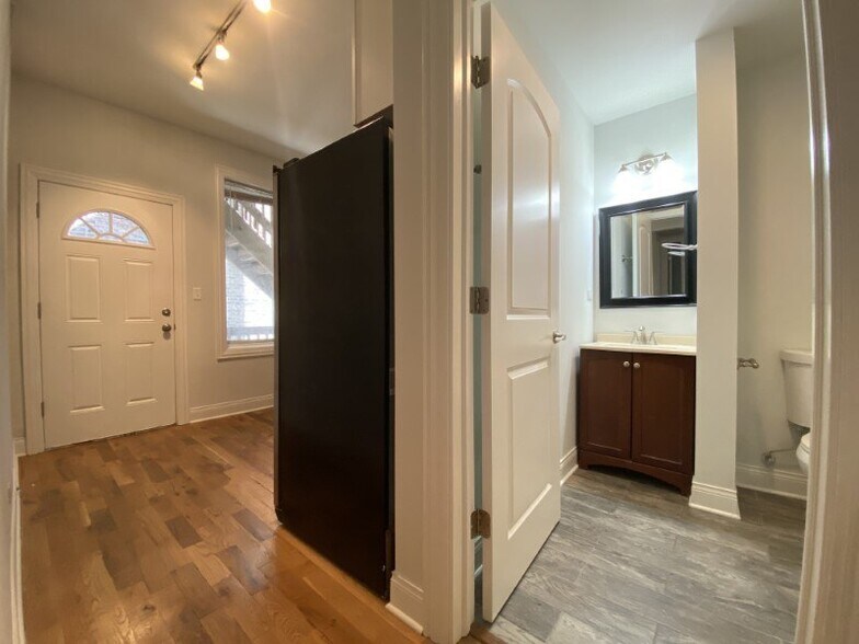 More Photos Of 4401-4403 N Clark St, Chicago Apartments For Lease