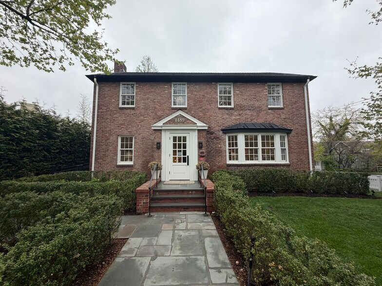 More Photos Of 1489 Old Northern Blvd, Roslyn Office For Sale