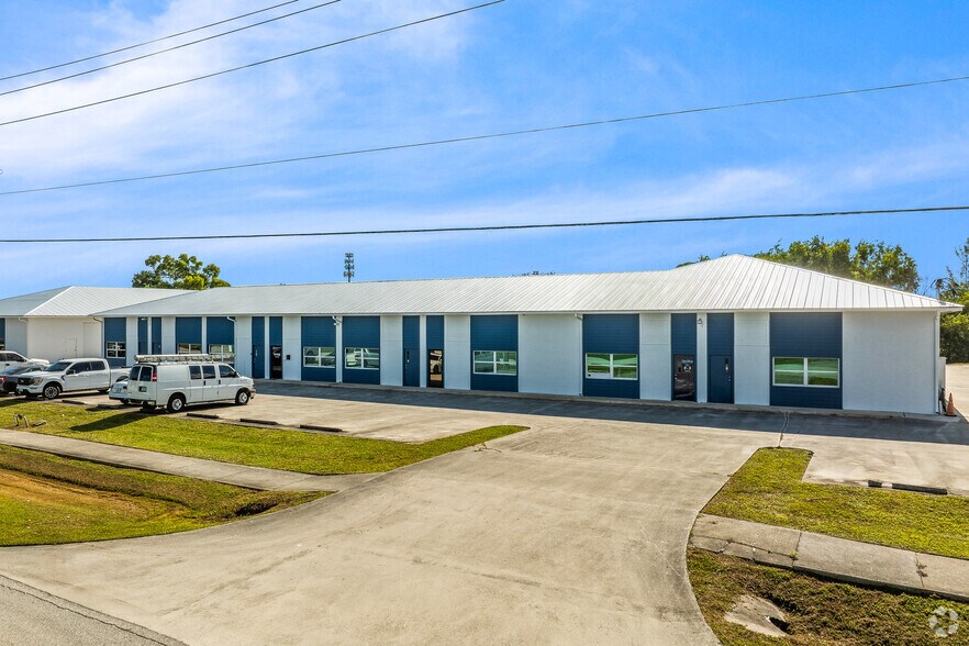 More Photos Of 3054-3076 SE Dominica Ter, Stuart Warehouse For Lease