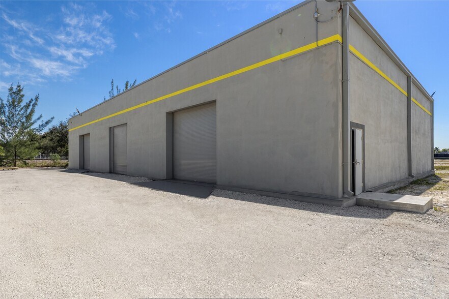 More Photos Of 3080 W Sheridan St, Hollywood Manufacturing For Lease