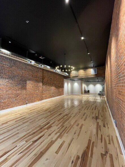 More Photos Of 20-24 E Beverley St, Staunton General Retail For Lease