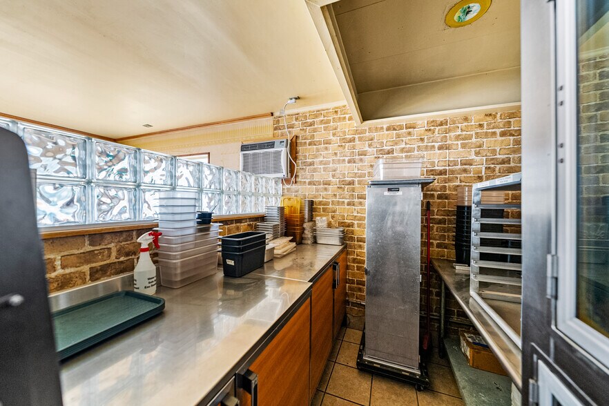 More Photos Of 21823 Highway 62, Shady Cove Storefront For Lease