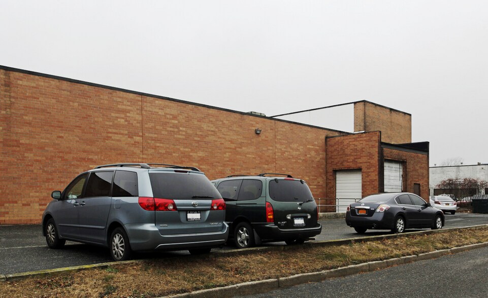 More Photos Of 201 Christopher St, Ronkonkoma Manufacturing For Lease