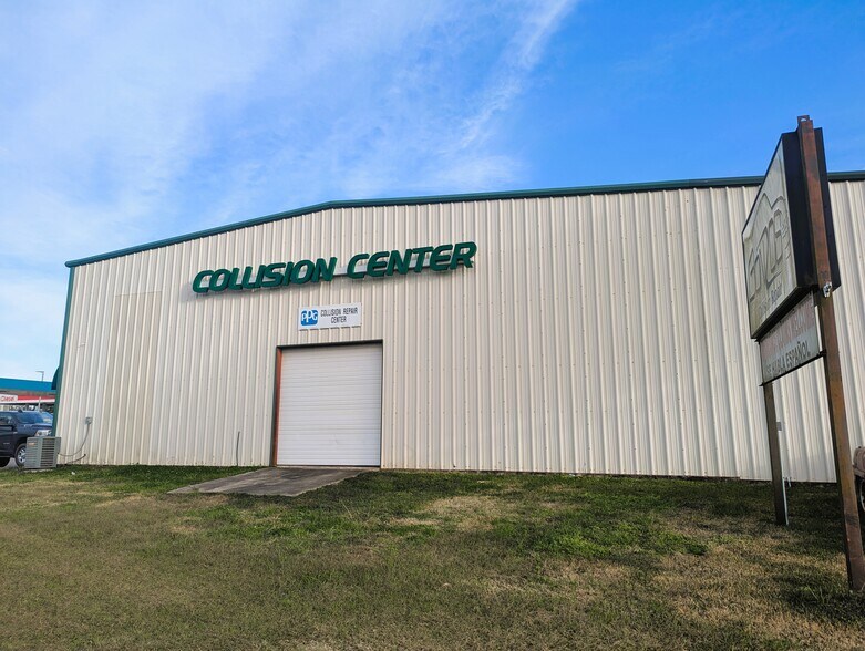 More Photos Of 5320 W Parkway St, Groves Industrial For Sale