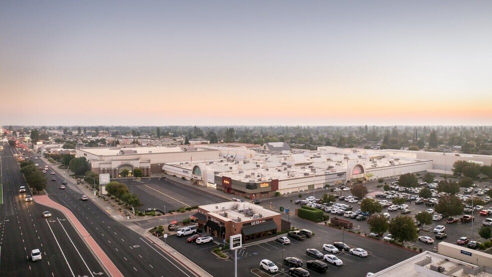 More Photos Of 2031 S Mooney Blvd, Visalia Unknown For Lease