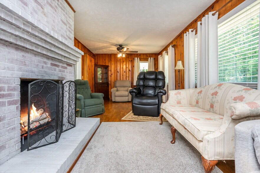 More Photos Of 4270 S Main St, Acworth Office For Sale