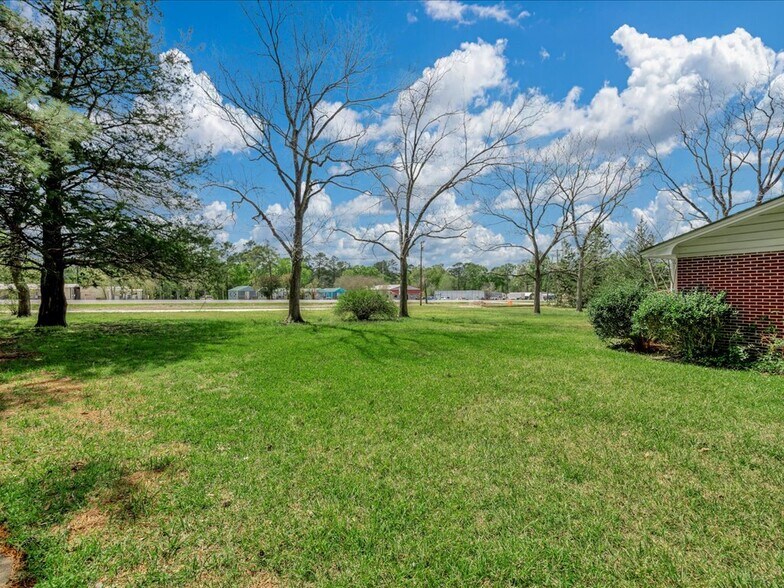 More Photos Of 9021 S US Highway 69, Huntington Flex For Sale