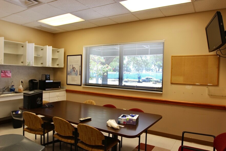 More Photos Of 650 34th St S, Saint Petersburg Medical For Sale