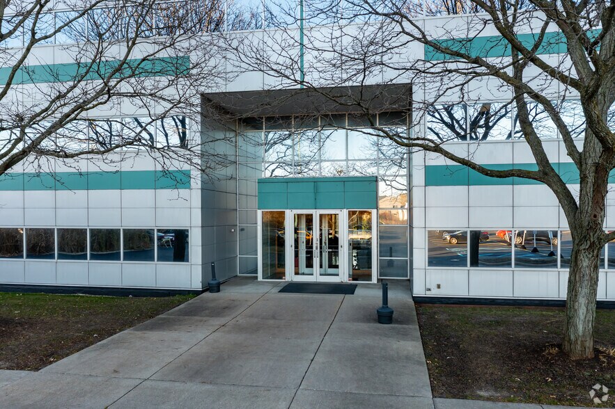 More Photos Of 1607 E Big Beaver Rd, Troy Office Residential For Lease