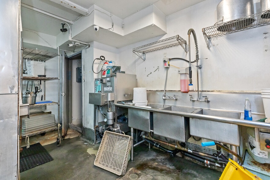 More Photos Of 525-527 Commercial St, San Francisco Restaurant For Lease