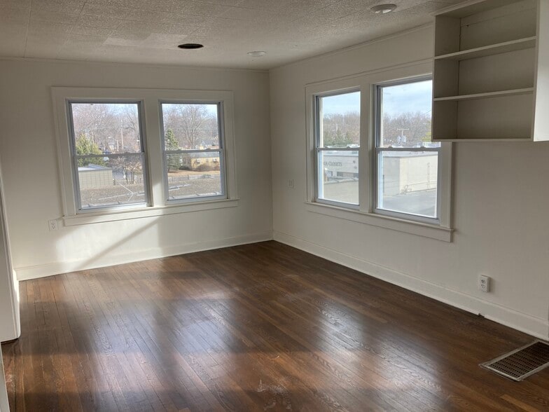 More Photos Of 220 W 80th Ter, Kansas City Storefront Retail Office For Sale