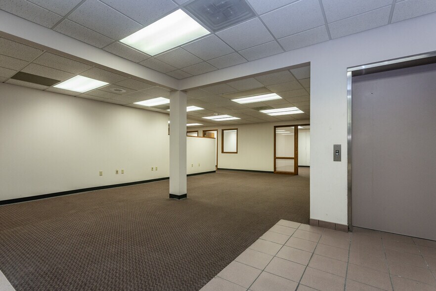 More Photos Of 1520 Washington Ave, Alton Bank For Sale