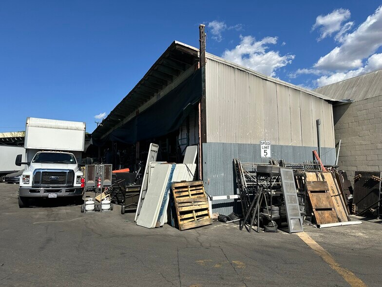 More Photos Of 2901-2905 Winona Ave, Burbank Manufacturing For Lease