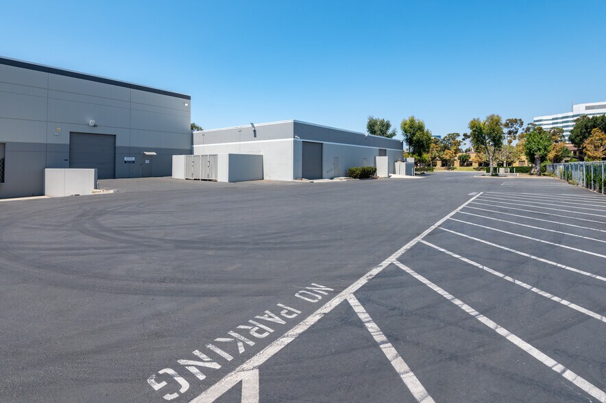 More Photos Of 960-970 Knox St, Torrance Warehouse For Lease