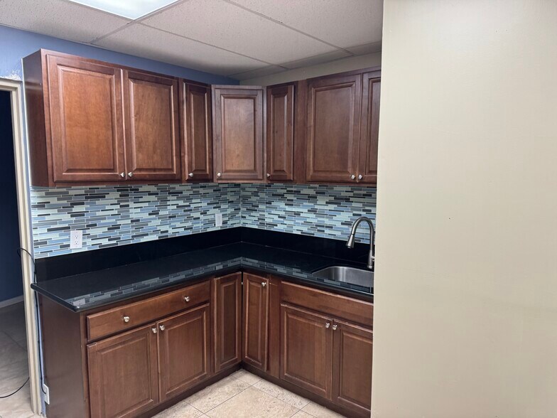 More Photos Of 725 Main St, Chula Vista Showroom For Lease