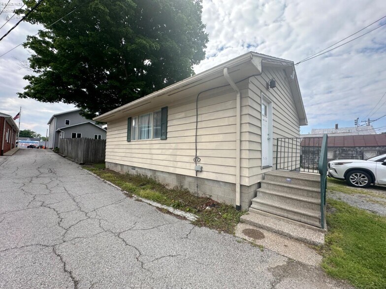 More Photos Of 9 Herrick Aly, Monroeville Freestanding For Sale