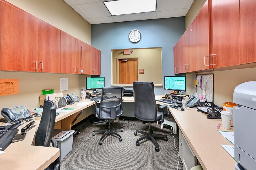 More Photos Of 1256 Waterford Dr, Aurora Medical For Sale