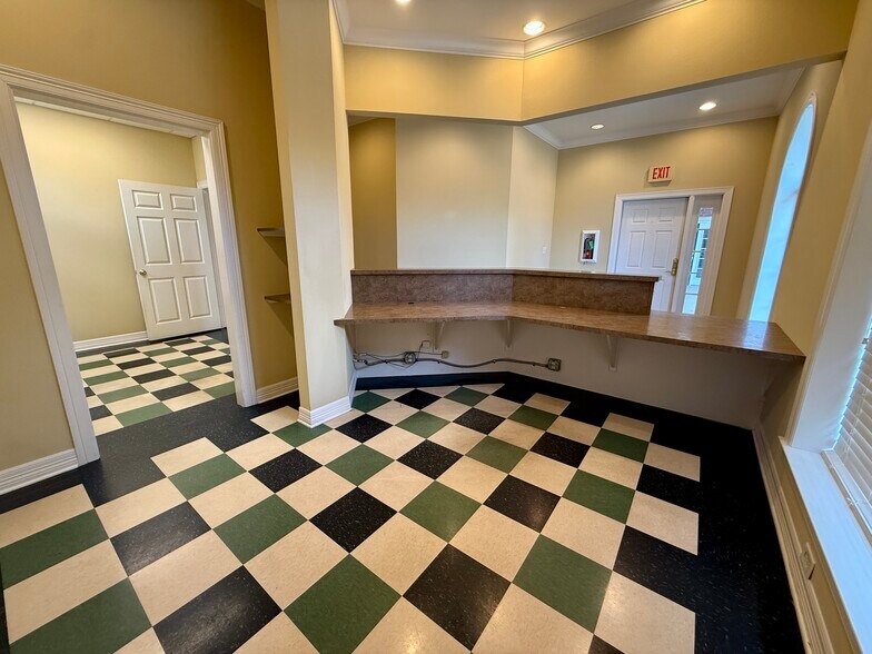 More Photos Of 641 S Broadway Ave, Tyler Unknown For Lease