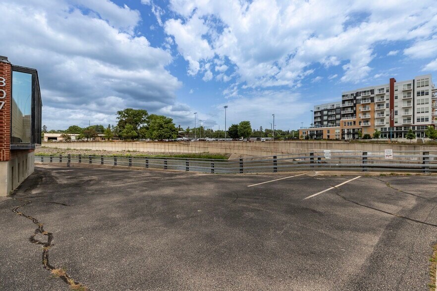 More Photos Of 307 E Center St, Rochester Office For Sale