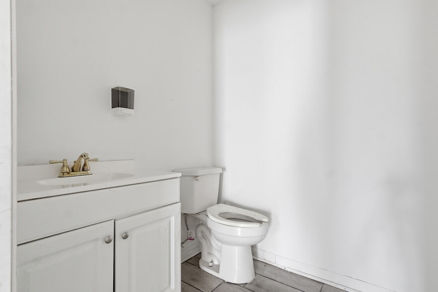 More Photos Of 805 E Prospect St, York General Retail For Sale