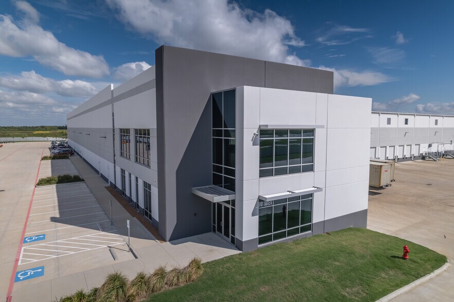 More Photos Of 6101 Grand Pky S, Baytown Distribution For Lease
