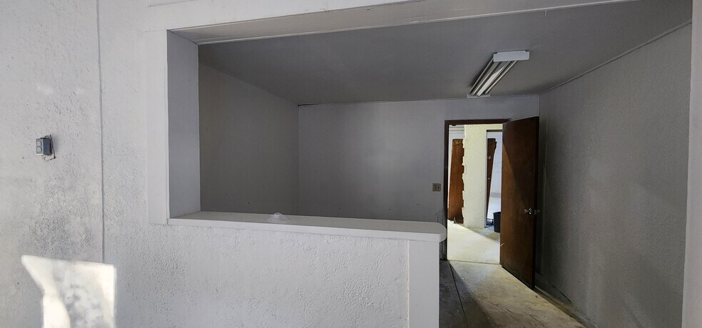 More Photos Of 284 S Center St, Pierson Auto Repair For Lease