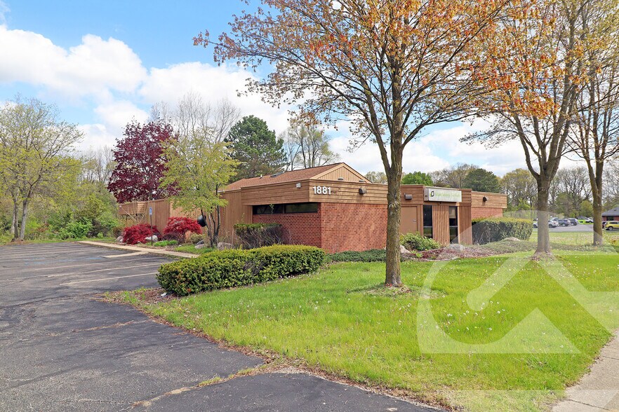Primary Photo Of 1881 Pontiac Trail, Walled Lake Medical For Sale