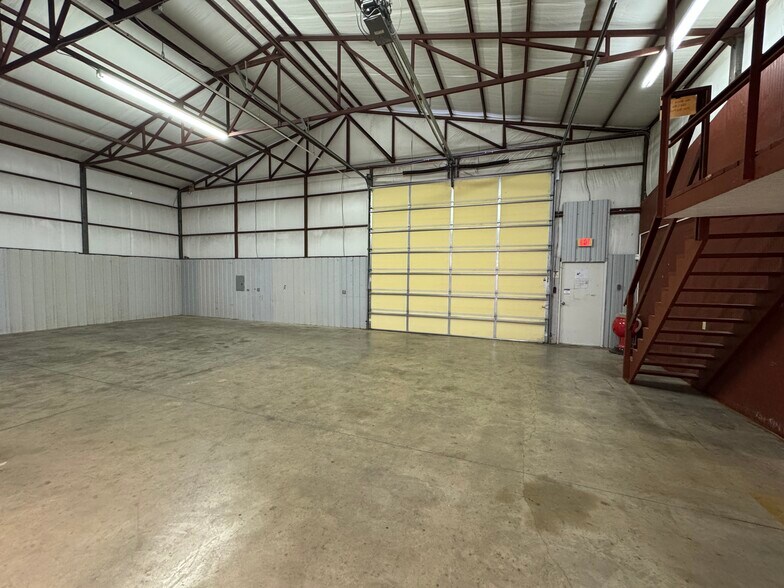 More Photos Of 100 E 9th St, Ada Warehouse For Lease