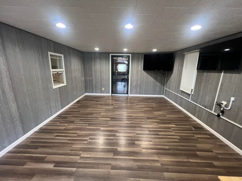 More Photos Of 380 S Main St, De Graff Light Manufacturing For Sale