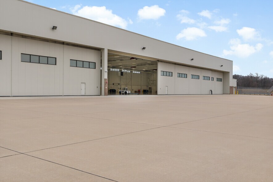 More Photos Of 7022 W Middle Rd, Peoria Airplane Hangar For Sale