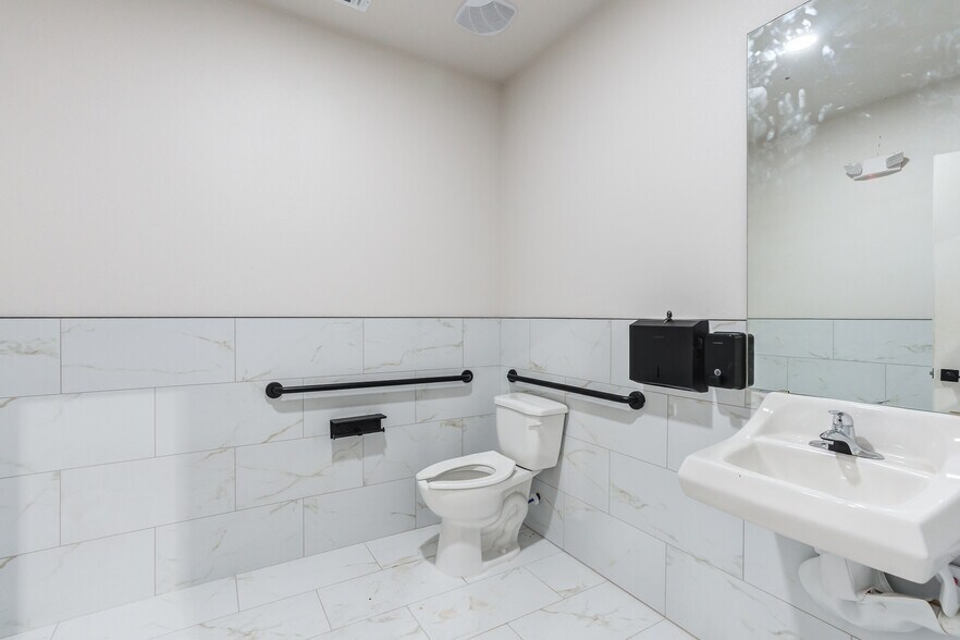 More Photos Of 3229 118th St, Lubbock Distribution For Sale