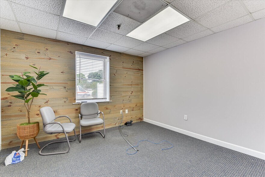 More Photos Of 1089 Augusta Rd, Warrenville Office For Lease