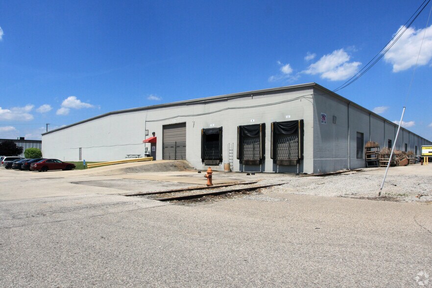 More Photos Of 7625 National Tpke, Louisville Warehouse For Lease