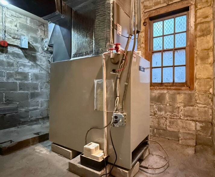 More Photos Of 435 Deerfield St, Greenfield Freestanding For Sale