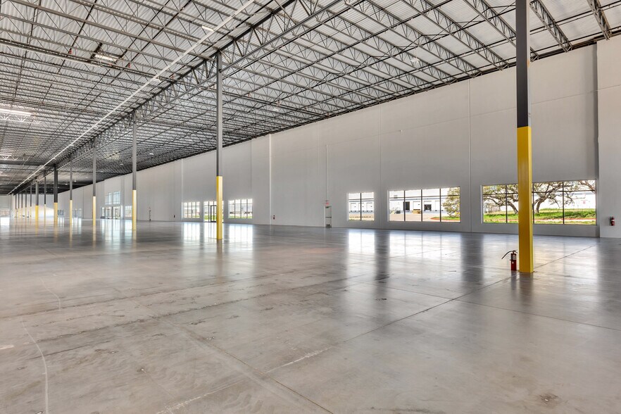 More Photos Of 2150 Chisholm Trail Rd, Round Rock Distribution For Lease