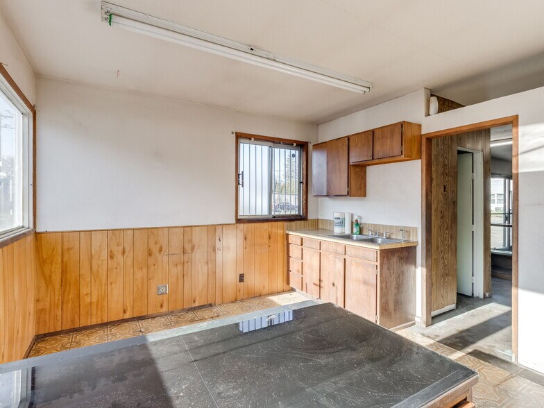 More Photos Of 5420 NE Fourth Plain Blvd, Vancouver Freestanding For Sale