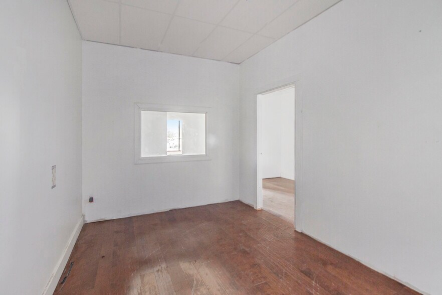 More Photos Of 1052-1072 W Huron St, Waterford Freestanding For Lease