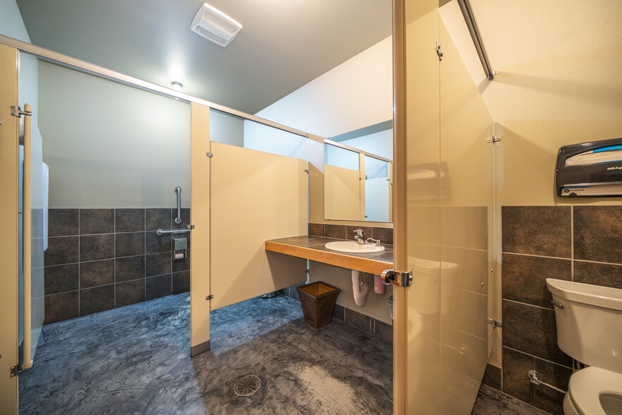 More Photos Of 1307 Main St, Oroville Bar For Sale