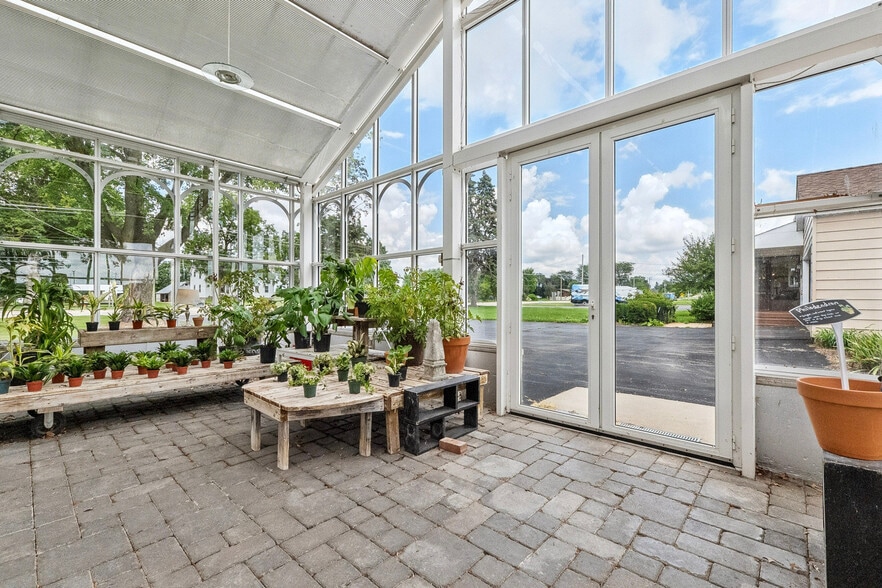 More Photos Of 1126 E State St, Sycamore Storefront Retail Residential For Sale