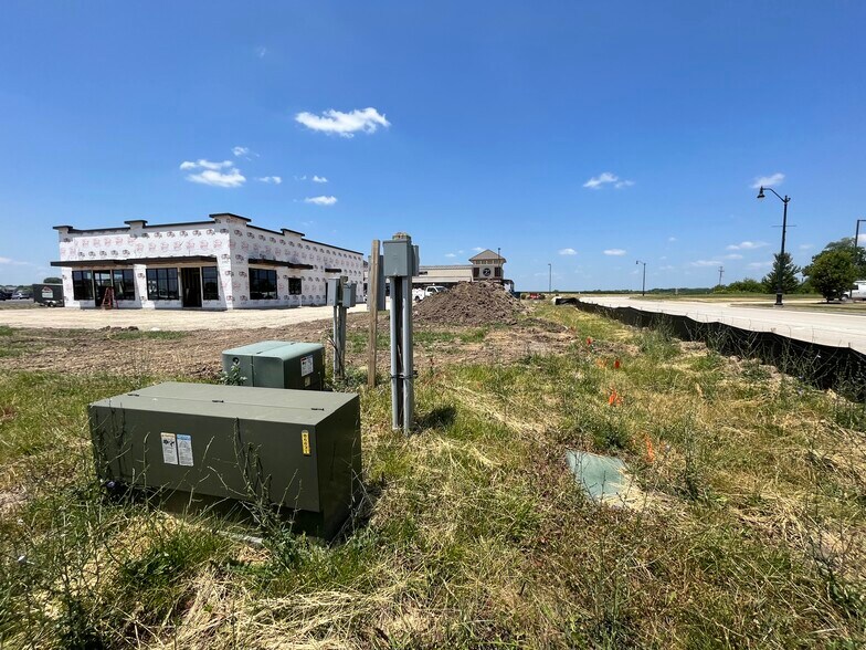 More Photos Of 139 Illini Blvd, Sherman Freestanding For Lease