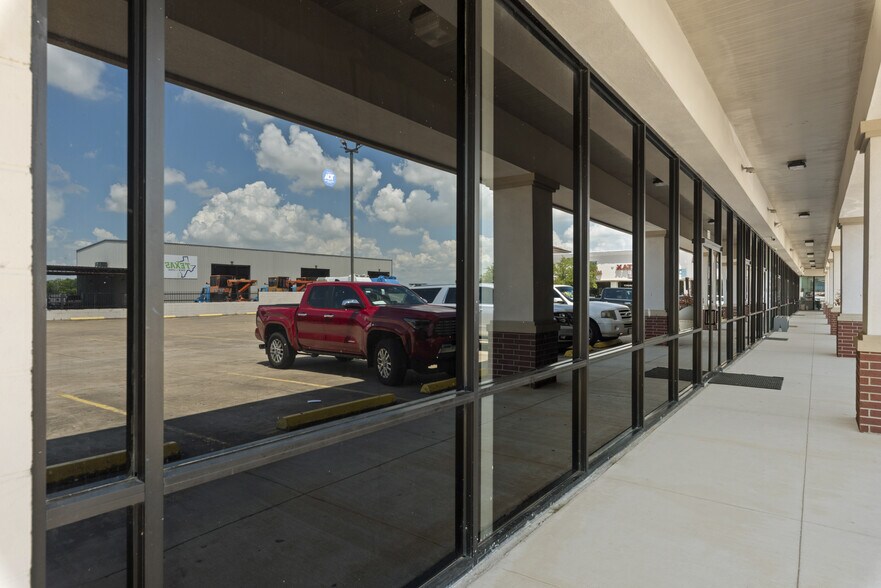 More Photos Of 301 Vista Rd, Pasadena Storefront For Lease