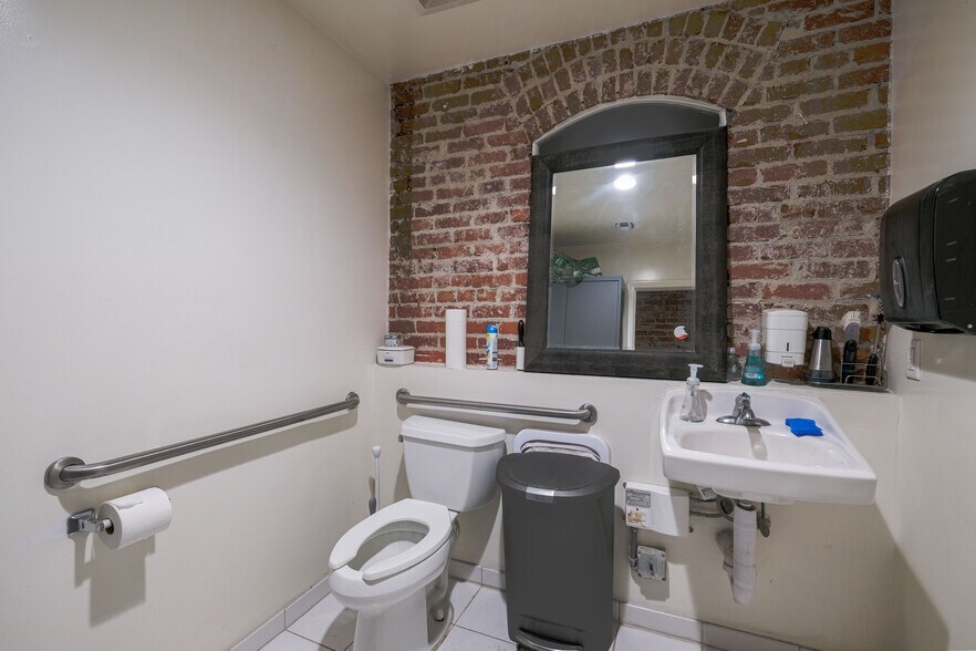 More Photos Of 4875 W Washington Blvd, Los Angeles Storefront For Lease