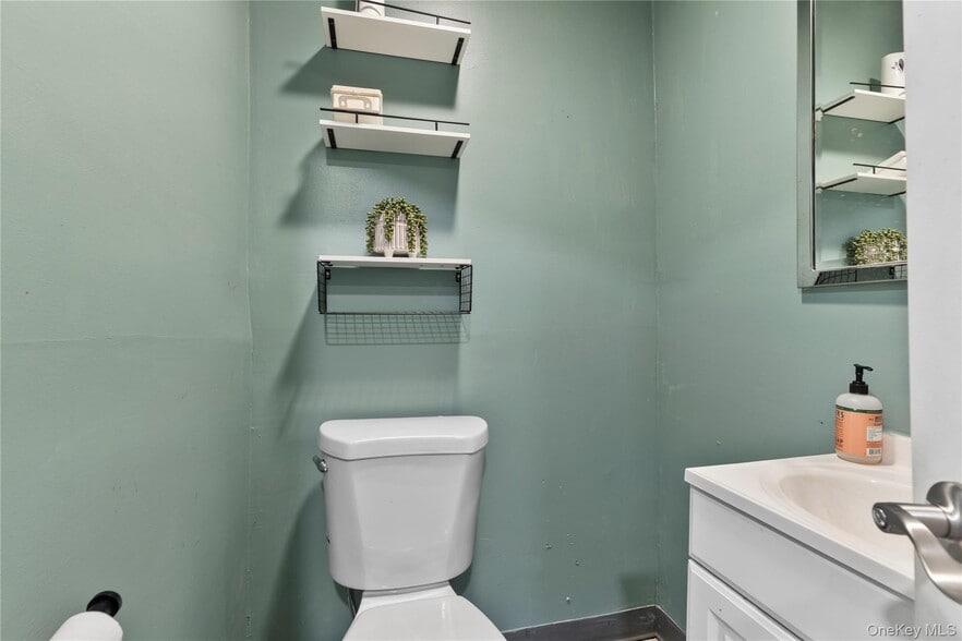 More Photos Of 1048 W Beech St, East Atlantic Beach Apartments For Lease